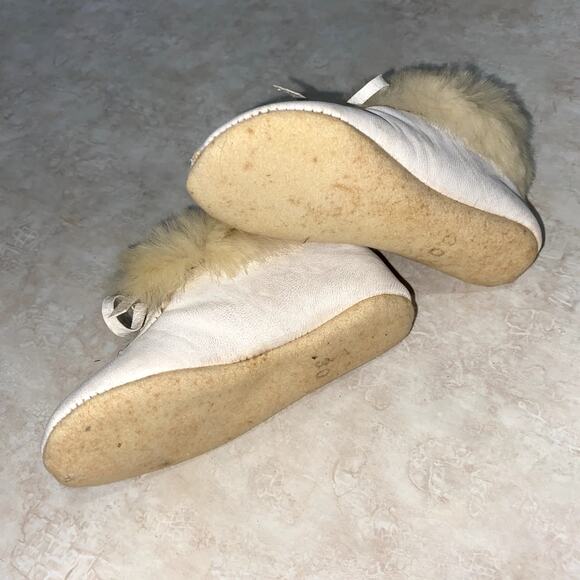 Vintage 1948 Minnehaha Moccasin baby slippers w/ white leather & rabbit fur trim - Picture 7 of 11